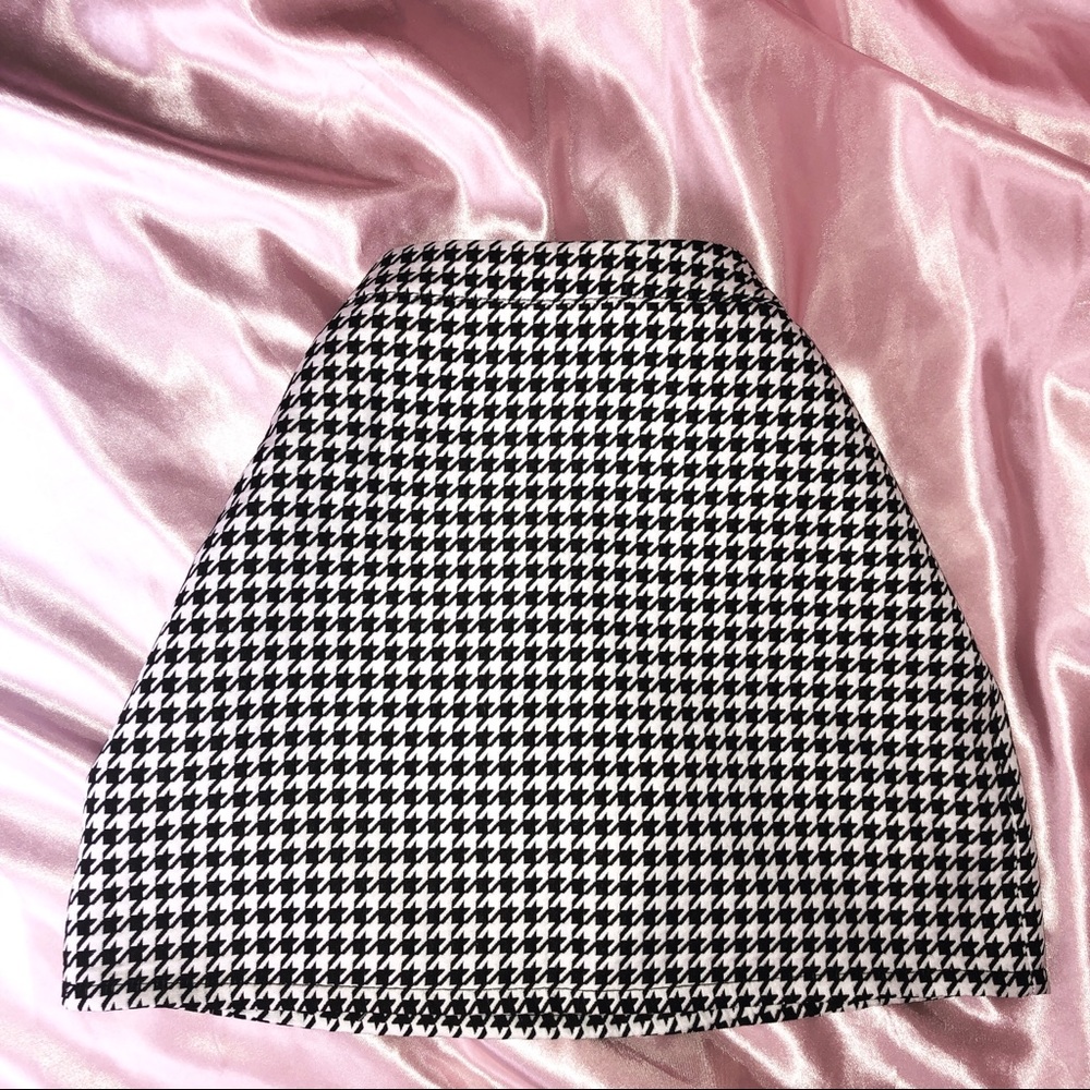 Black & white houndstooth skirt with pockets
